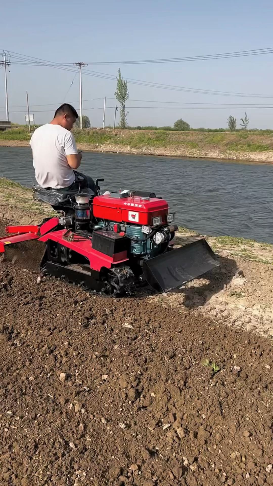 多功能履带微耕机