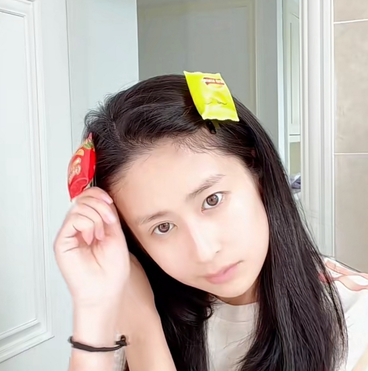 付辛博老婆颖儿晒素颜,不化妆的颖儿五官底子还可以,就是少了点女明星