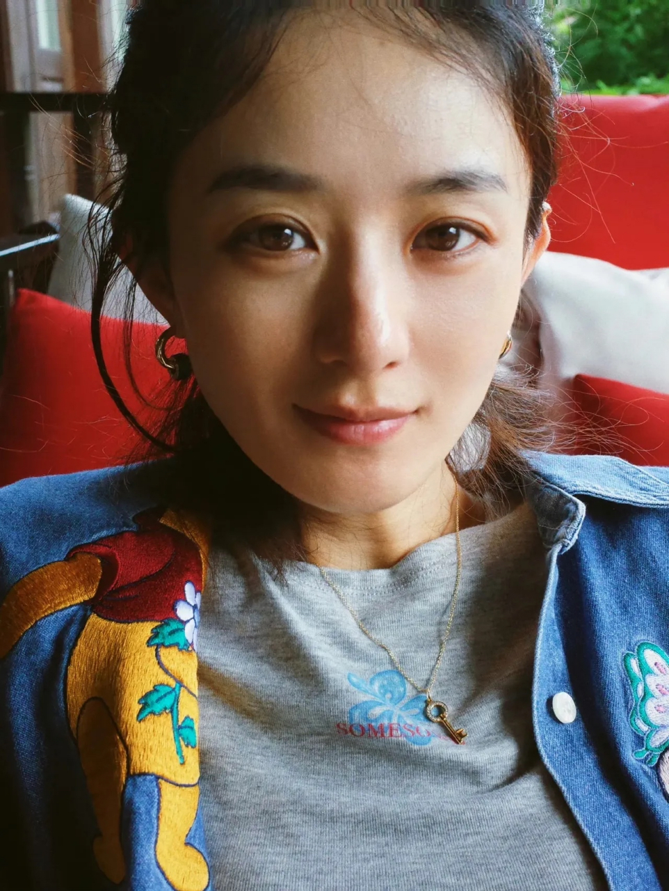 这谁受了这种阴阳怪气的评论 赵丽颖这个咖位都有人称大婶 真正的素颜