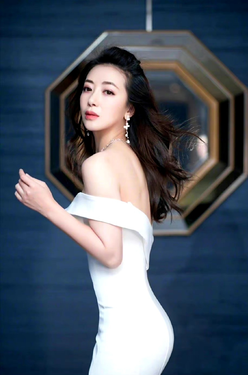 陈紫函一字肩连衣裙秀身材,还是那么年轻