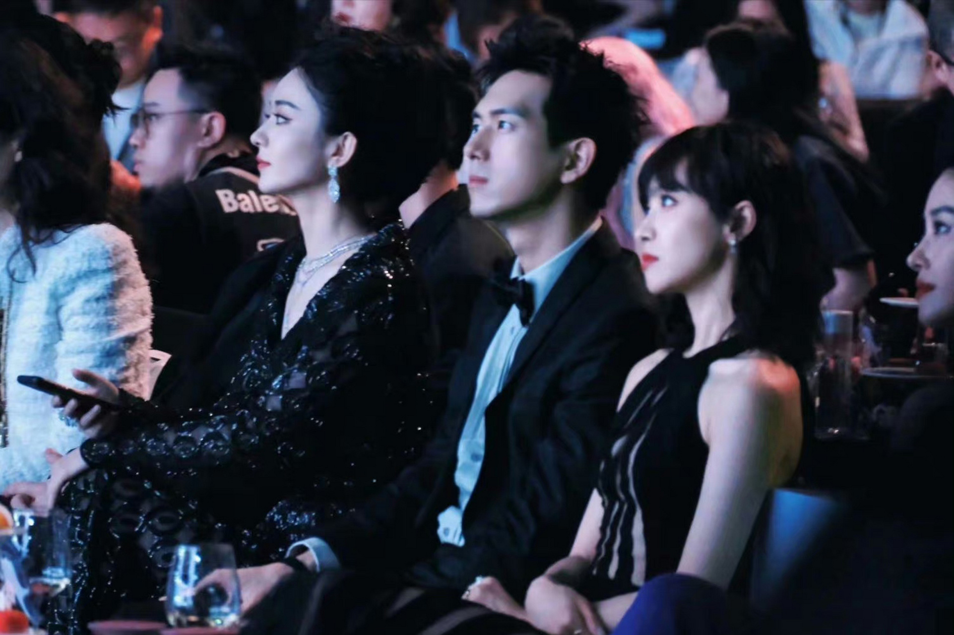 赵丽颖李现宋茜内场同框真的好养眼,颖宝多了几分泰然自若,更显霸气