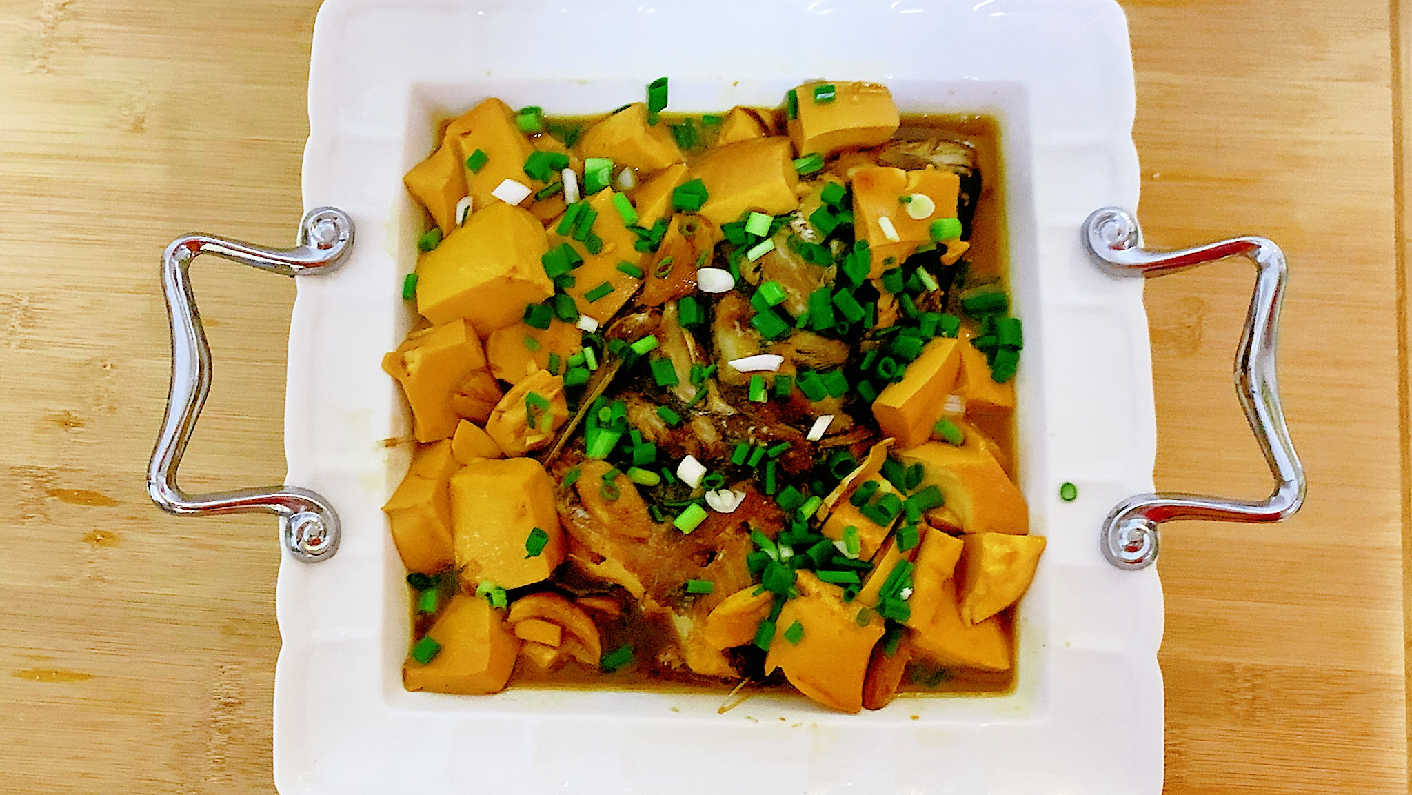 今年赚钱太难了,一鱼分两顿吃可以省点钱,中午吃红烧鱼头豆腐!