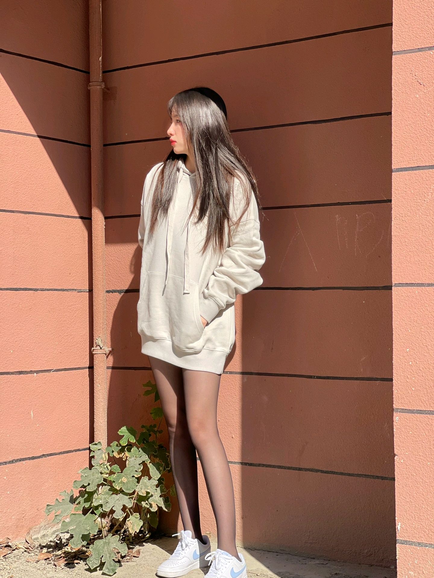 白色卫衣搭配黑色丝袜,纯欲系女生的时尚魅力