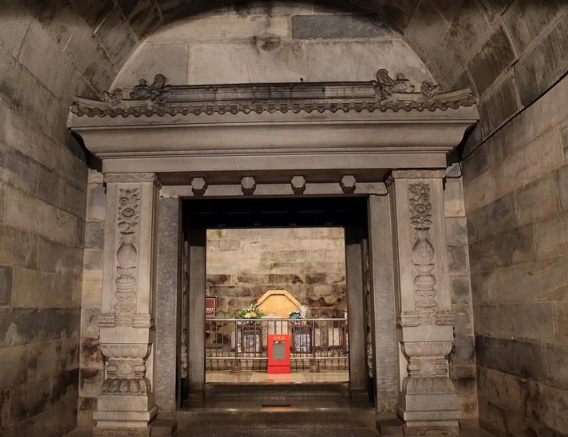 古代帝王陵墓,地宫墓门要从里面关闭,最后一名工匠怎么逃脱