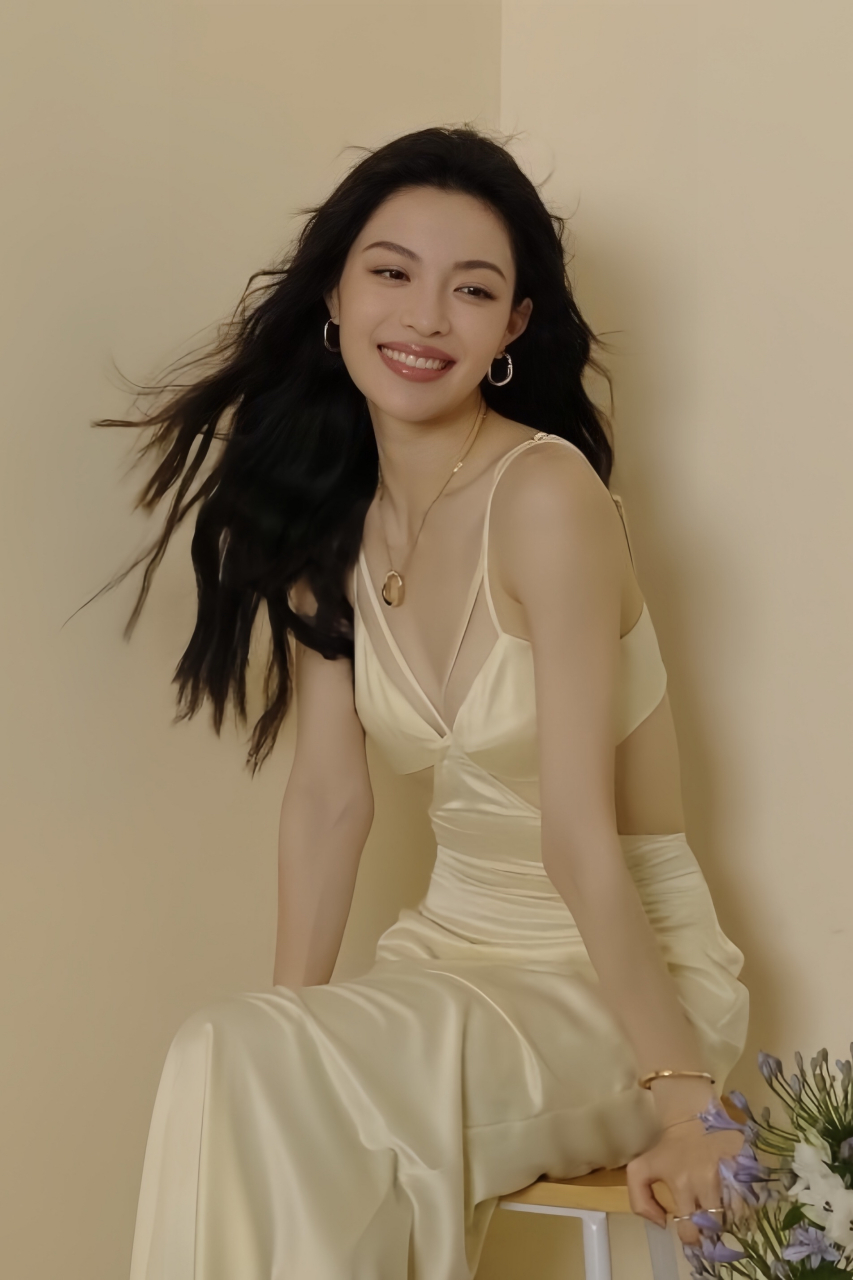 成名于冯小刚电影《芳华》 居然是知名珠宝品牌大使!