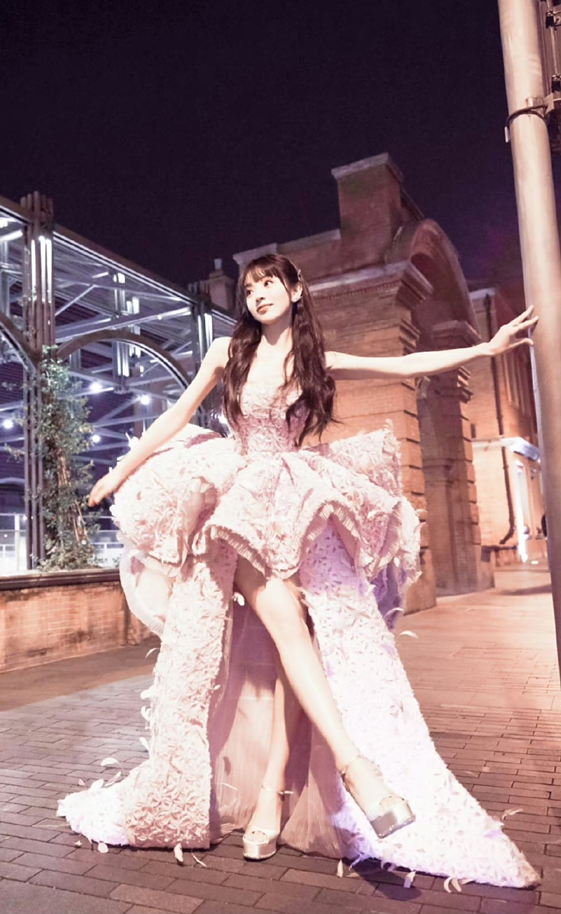 田曦薇去参加微博之夜,放了一堆红毯上的照片,为的就是显示自己胳膊