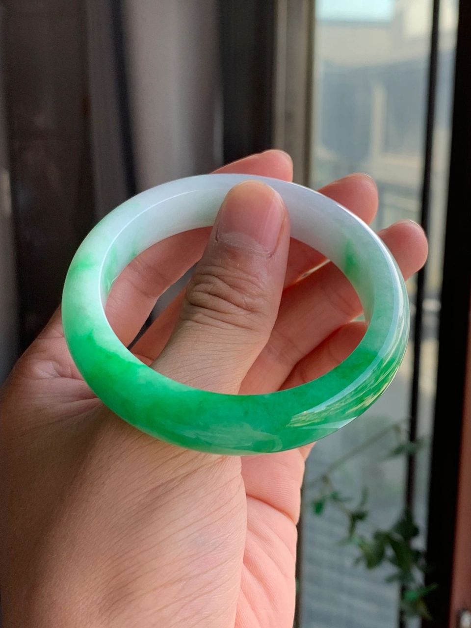 高贵典雅的95白底青手镯78谁不喜欢呢?