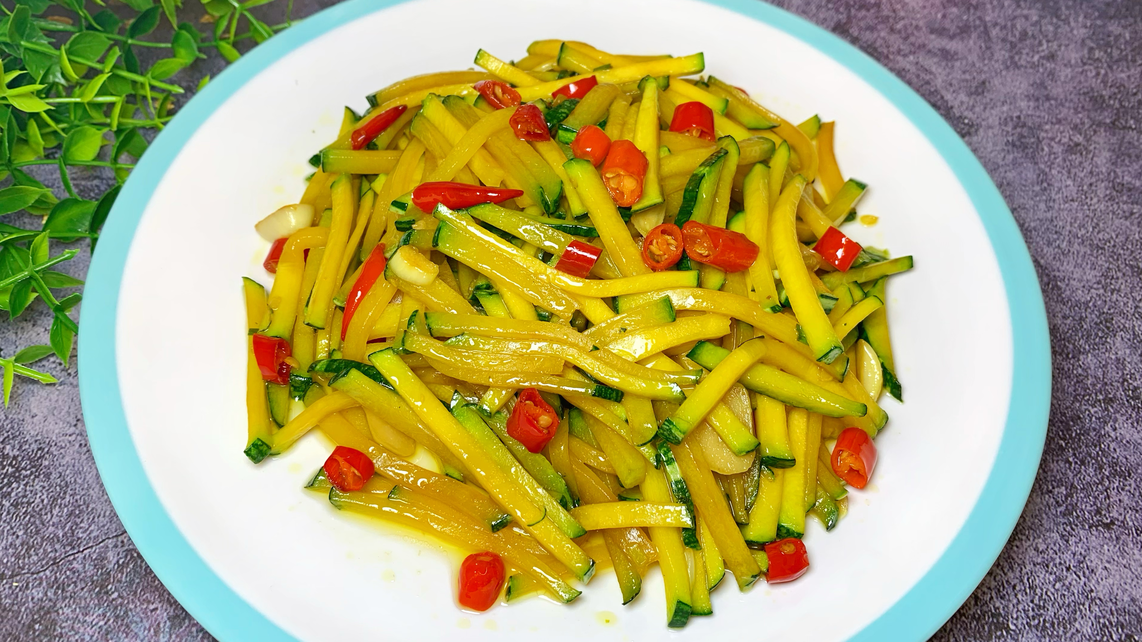 没想到看似很平凡的南瓜,这样简单一炒,清脆爽口,香辣开胃好吃