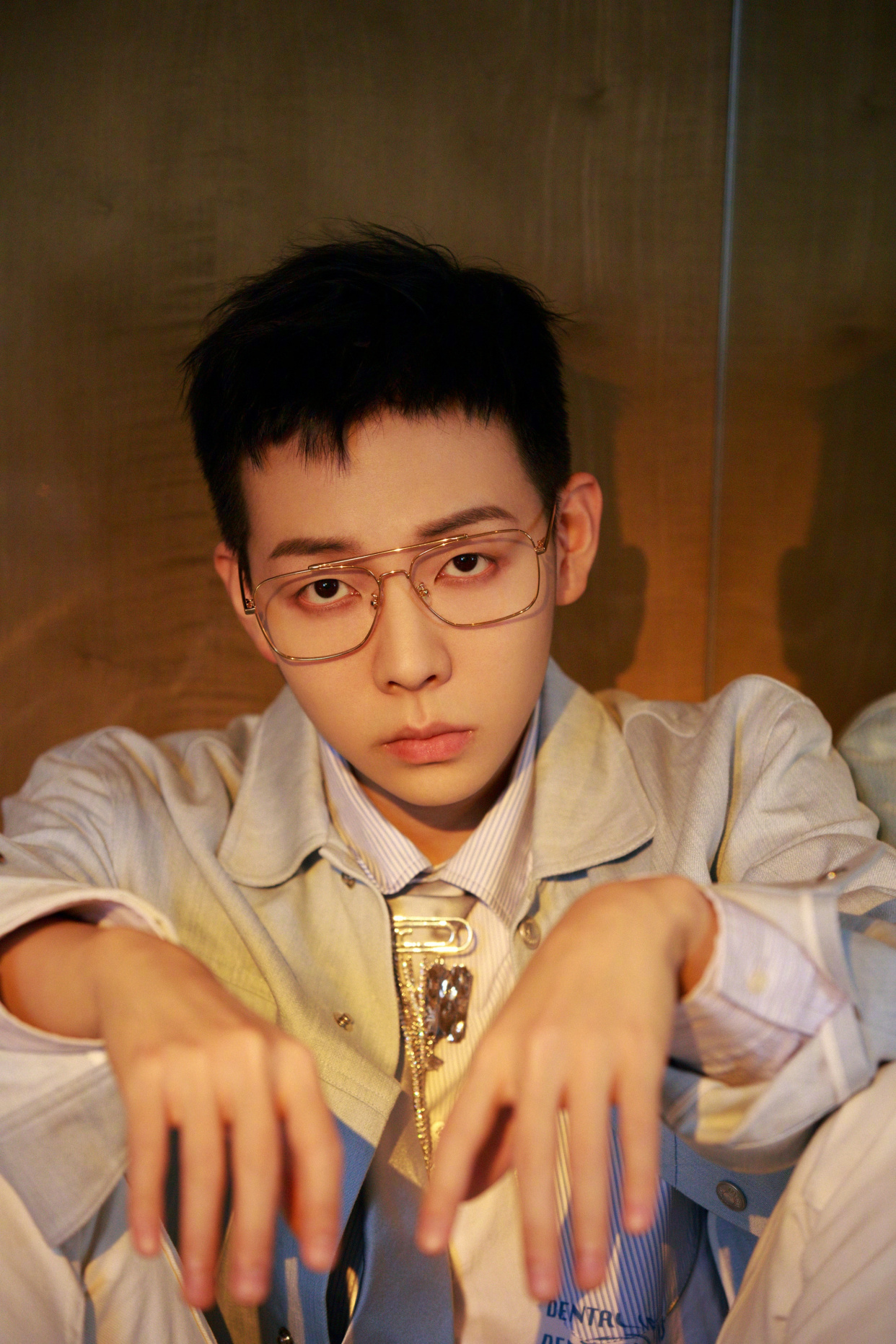 胡夏蓝白条纹衬衫造型释出,蓝色外套更清新雅致,亮眼吸睛