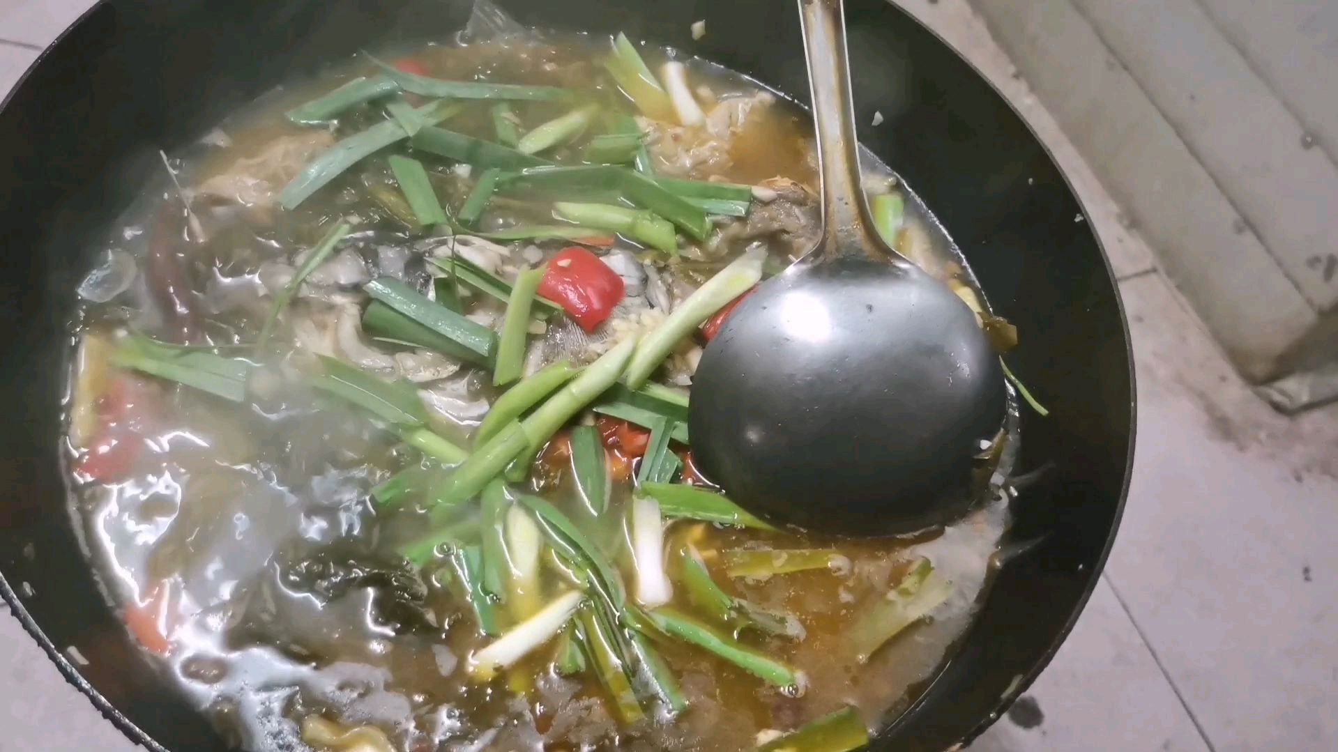 小伙今天做了胖头鱼火锅,用大铁锅一炖,直接开吃,真过瘾