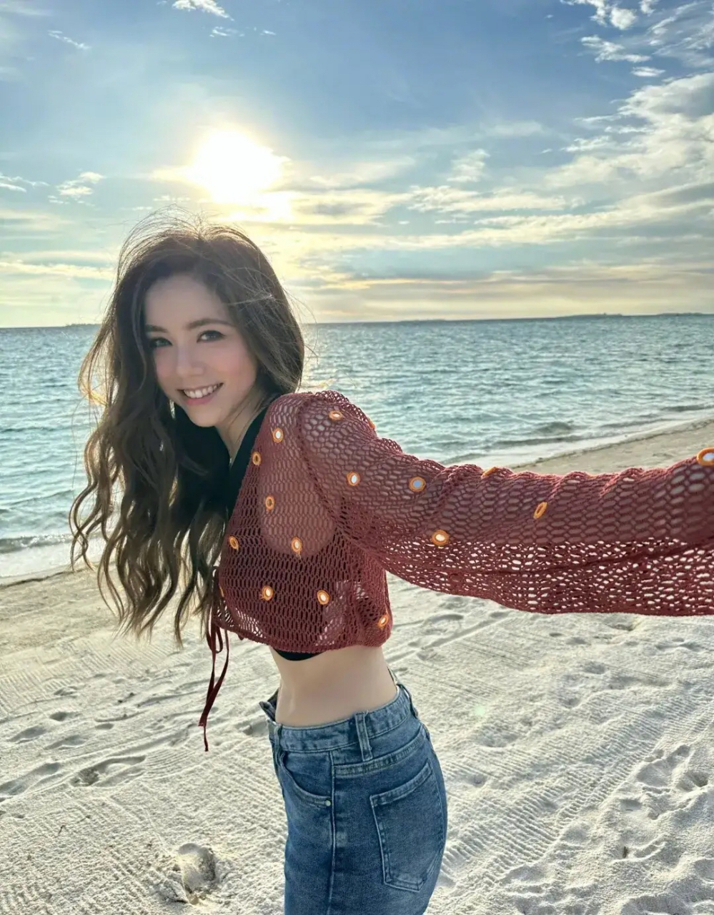 爆款练习生# 女明星邓紫棋分享自己在马尔代夫的照片,景色美,人更美