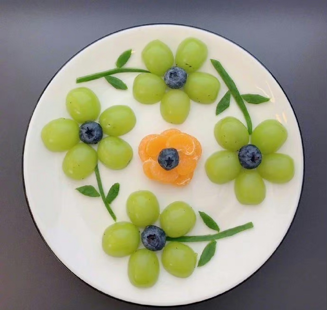 "简单易学的水果拼盘"  八月人间,温暖时光.晨暮无恙,丰收正酿.