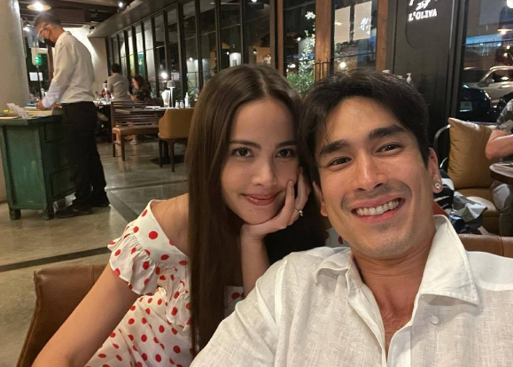 mark向kim求婚結束9年長跑!2克拉鑽戒搶鏡,壓力給到nadechyaya