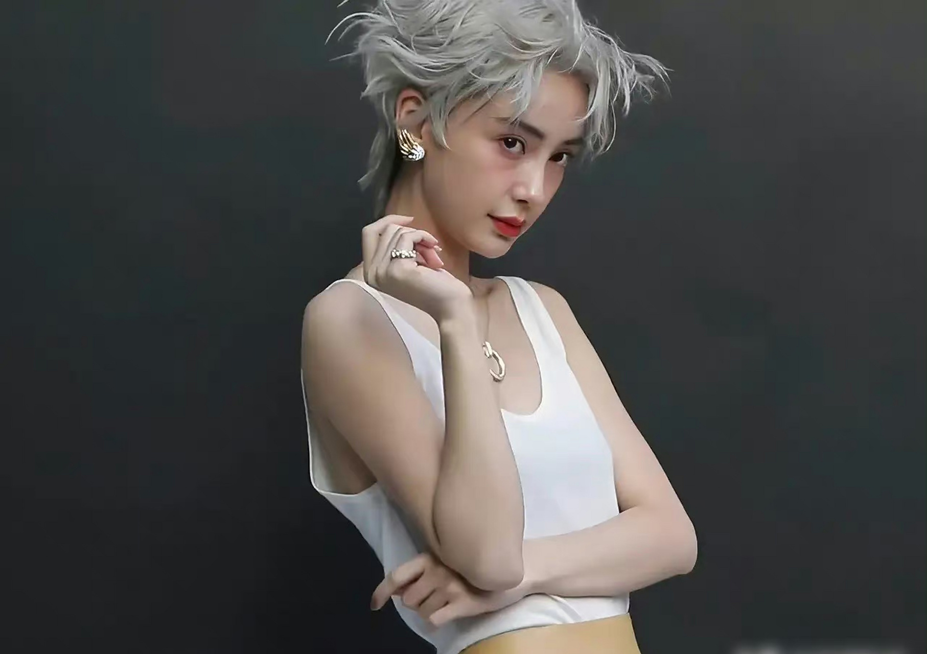 angelababy银色短发太酷了