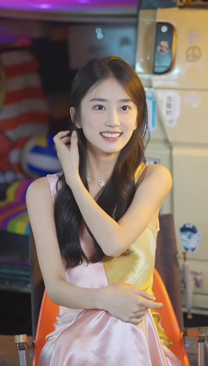 网红美女 潘敏 潘敏 1999年出生于福建福州,抖音网红美女  她是众多