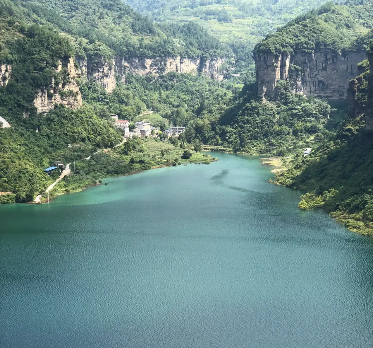 重庆南川金佛山,金山镇和坡渡镇之间,修成了一个好深的大水库