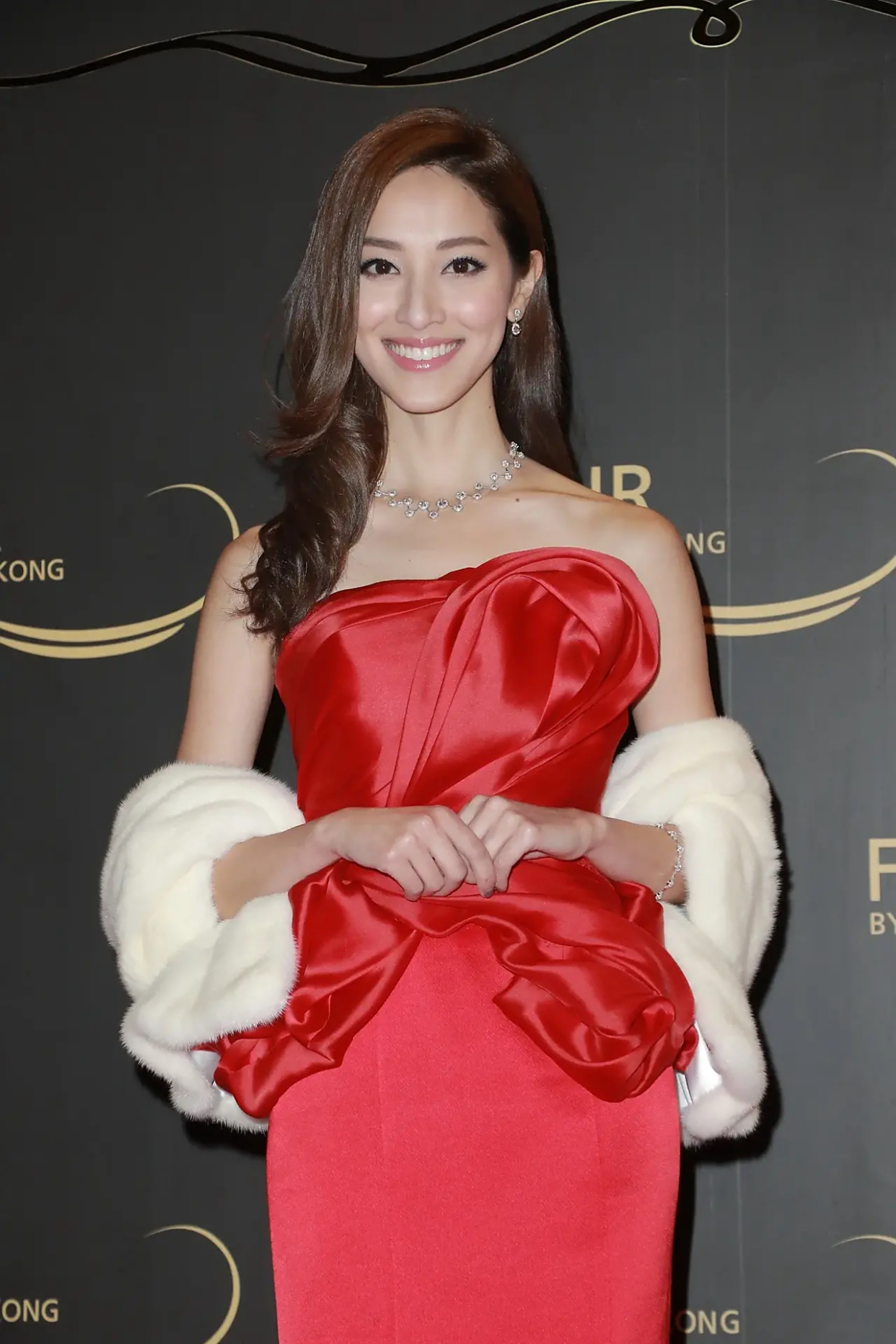 陈凯琳高挑迷人的身材尽显女王气质,不愧是最有气质香港小姐冠军