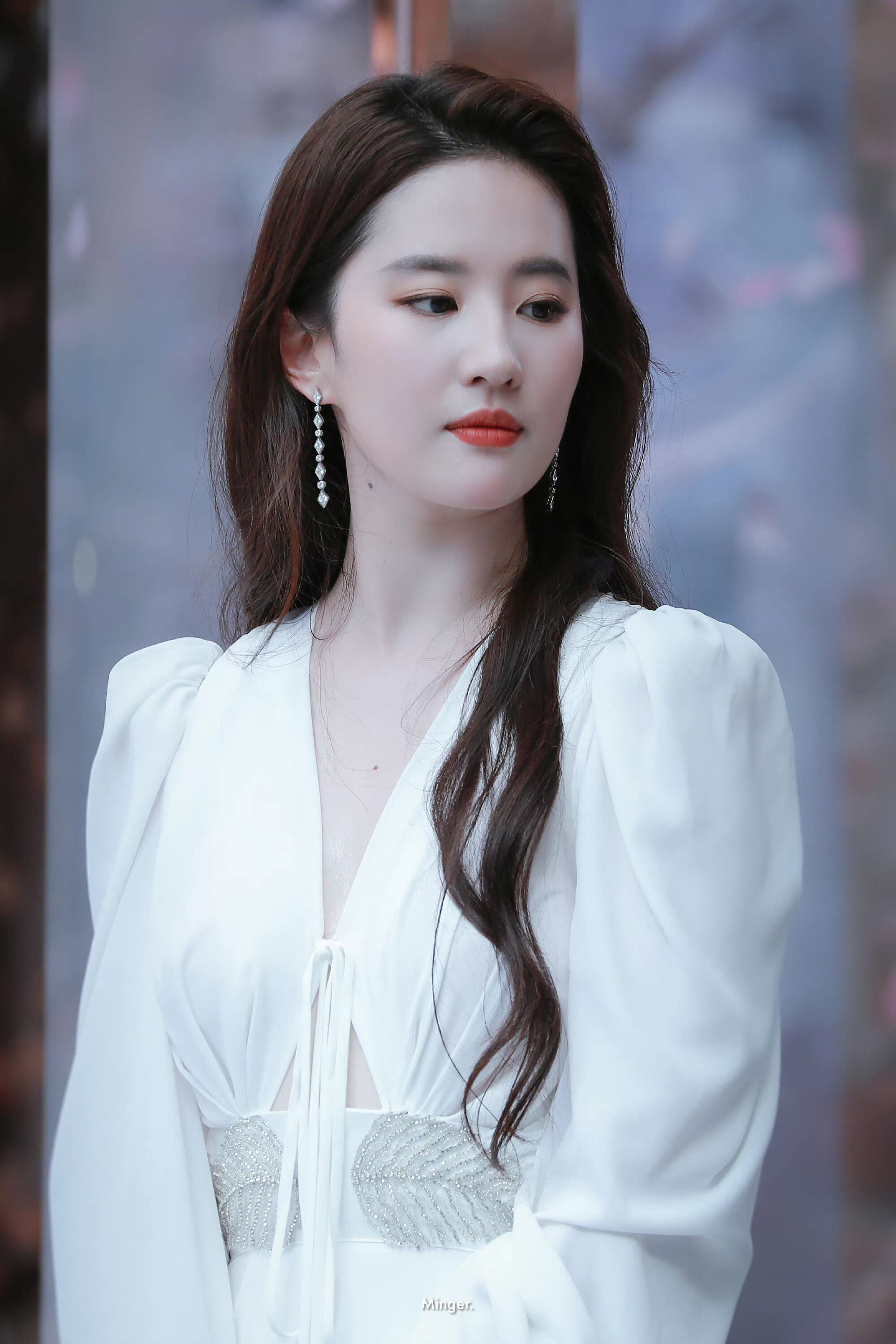 "路人视角"下的刘亦菲美出圈,穿简单的白裙,依旧很有高级感