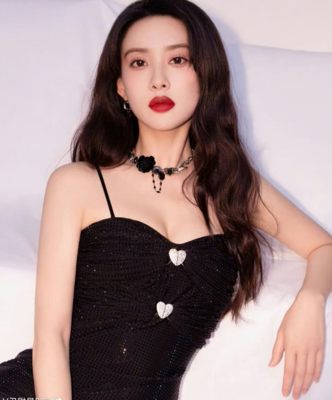 性感火辣的#孟子义# 一袭黑色吊带包臀裙,丰满傲人的事业线大秀四方