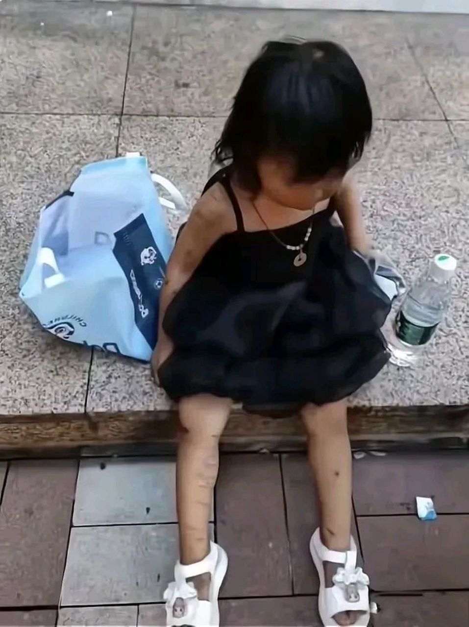 一个可爱的女孩,一天之内,被亲生父亲狠心丢弃两次!