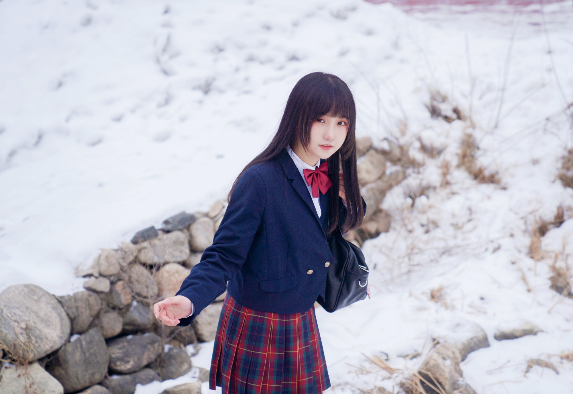 雪地中穿"黑丝"jk制服的少女,她的温柔,好似能将冰雪融化