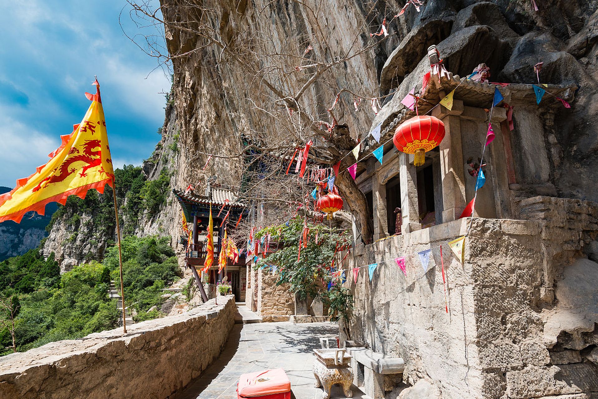 云丘山坐落在山西南部临汾市乡宁县,是国家级的5a旅游风景区.