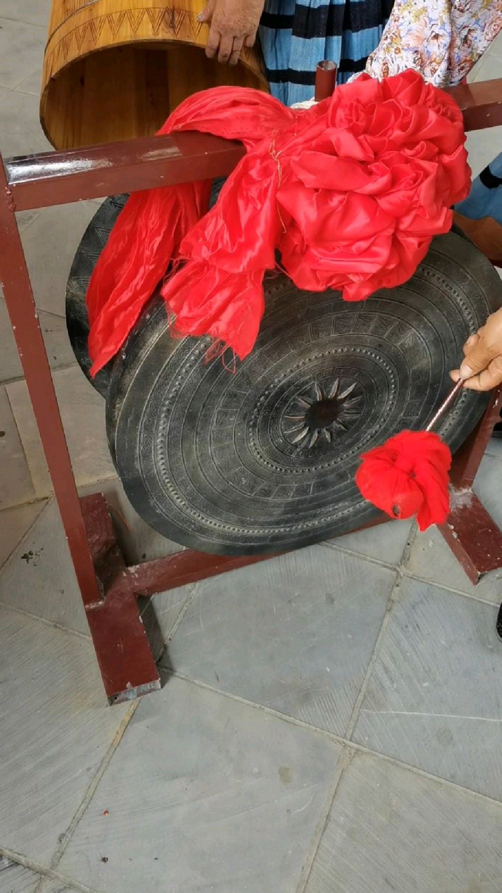 河池南丹瑶族,敲铜鼓的方式很有特色