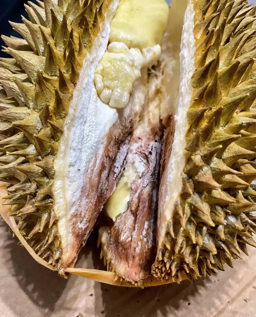 昨晚在本地一大型连锁超市买了一个榴莲,回家打开后才发现榴莲肉已经