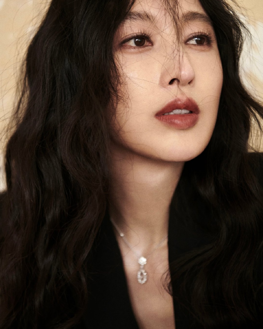 张俪# 一袭深v西装与流苏白裙碰撞,刚柔相济,甜美酷飒,雪肤玉貌,庙