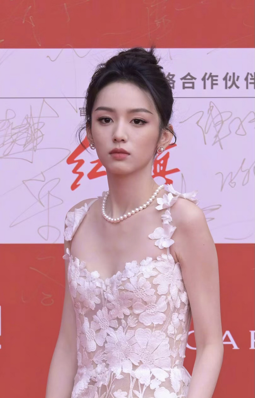 周也北影节开幕红毯生图,这不比精修图还好看啊
