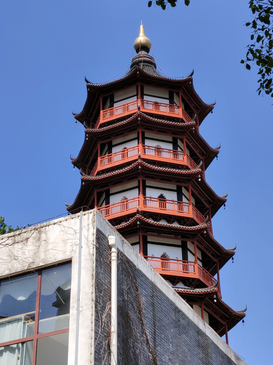 绳金塔,位于江西省南昌市西湖区绳金塔街东侧,始建于唐天祐年间(904