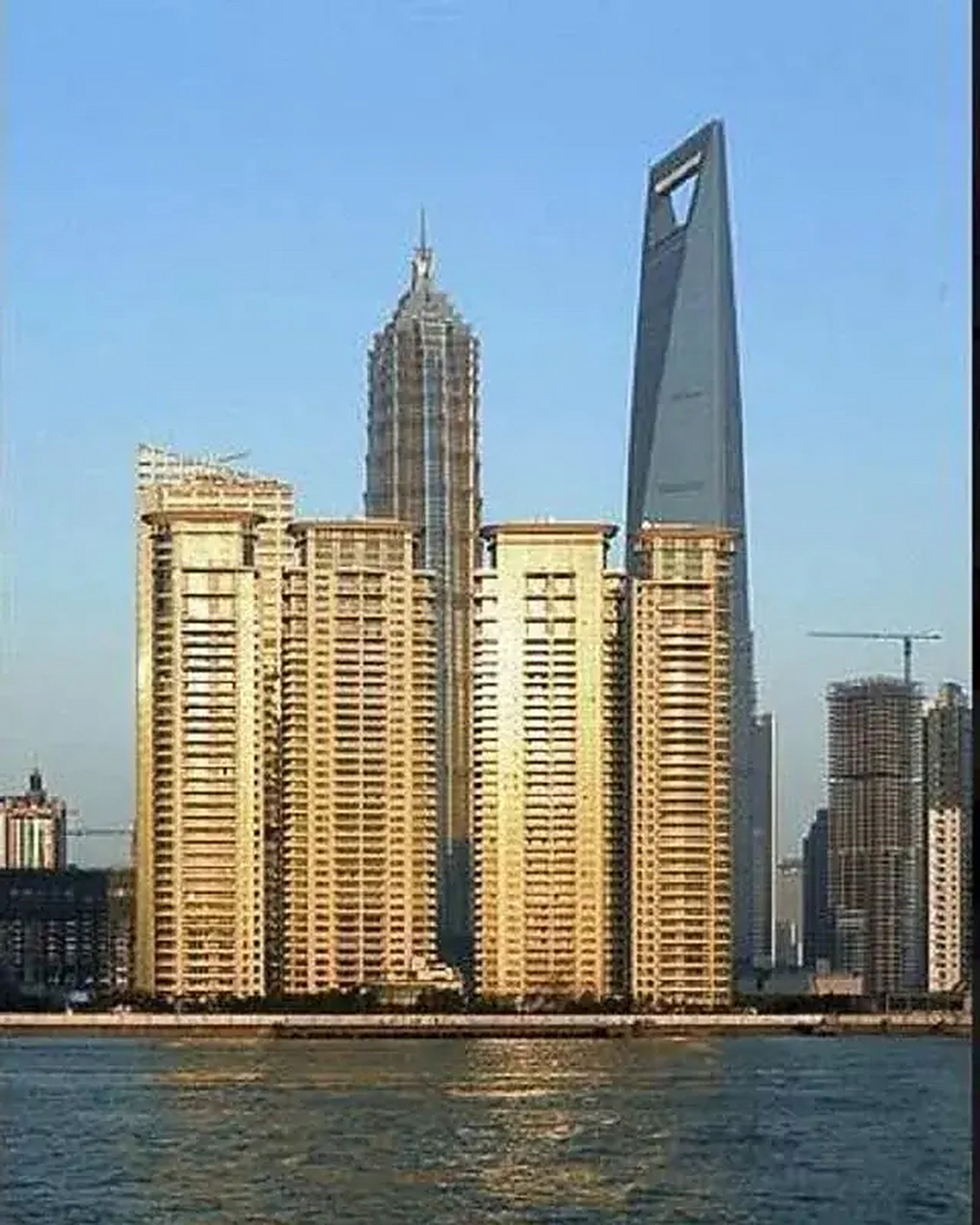 图片中的房子就是闻名上海乃至全国的汤臣一品,一共四栋楼,一平46万,