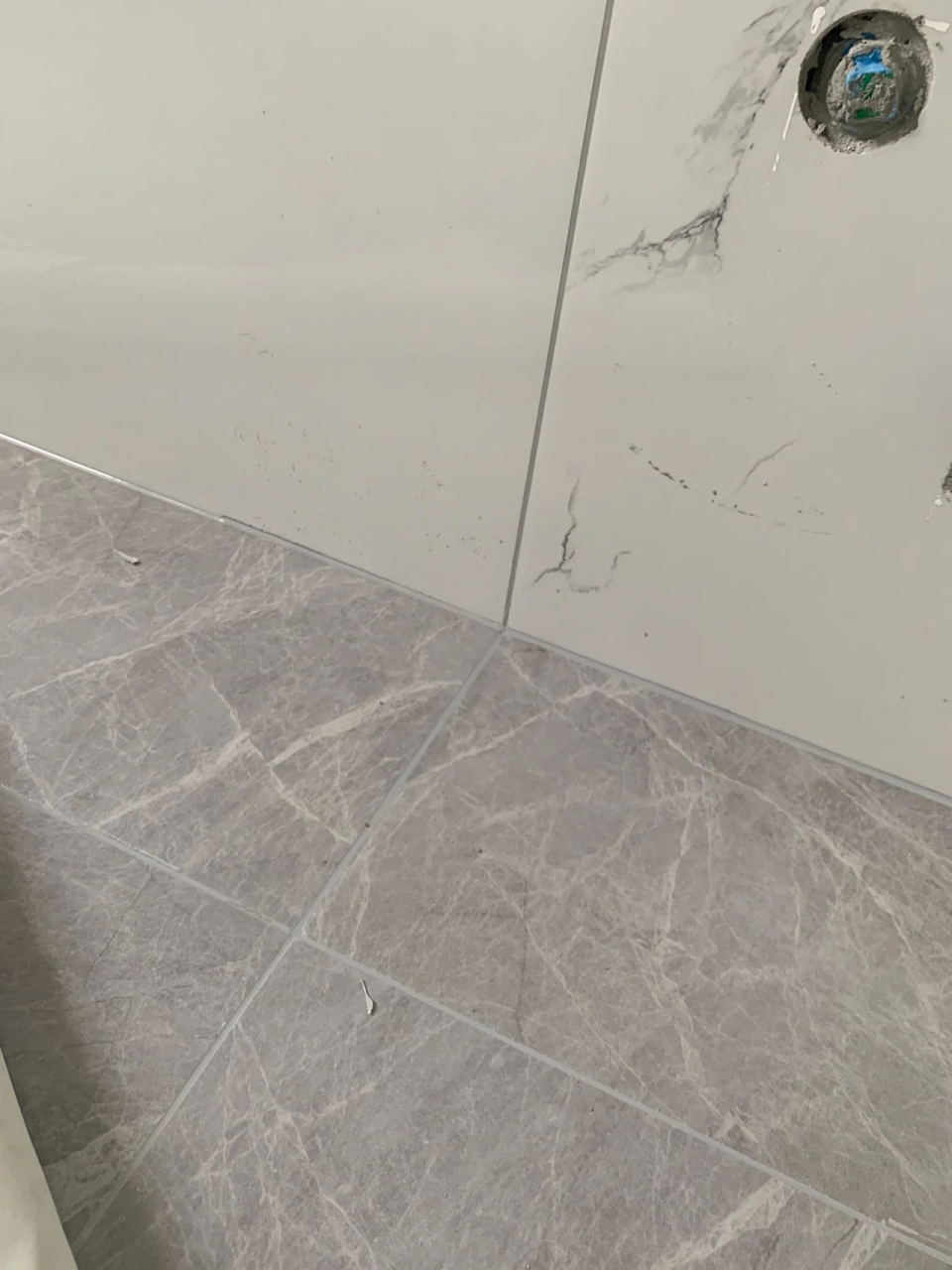 肉眼看到的分明是烟灰色比亚浅灰浅呀,怎么美完缝却都反过来了呢!