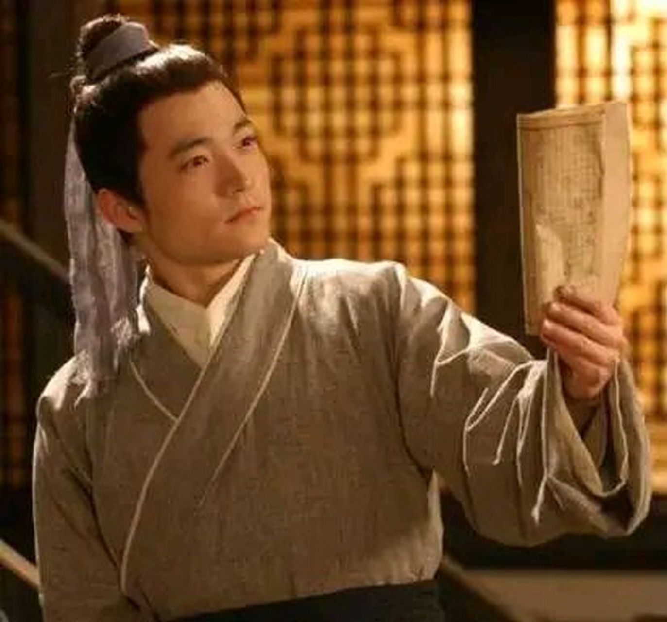 秀才赶考途中买大龟并放生,无钱住店只能窝在柴堆凑合一宿.谁知晚上梦