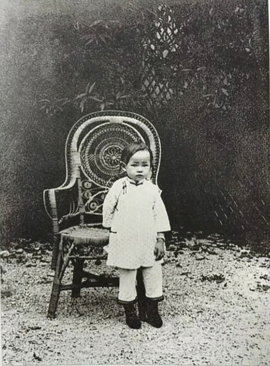 民国才女林徽因在儿时的留影,照片中3岁的林徽因怯生生的站在一张藤椅
