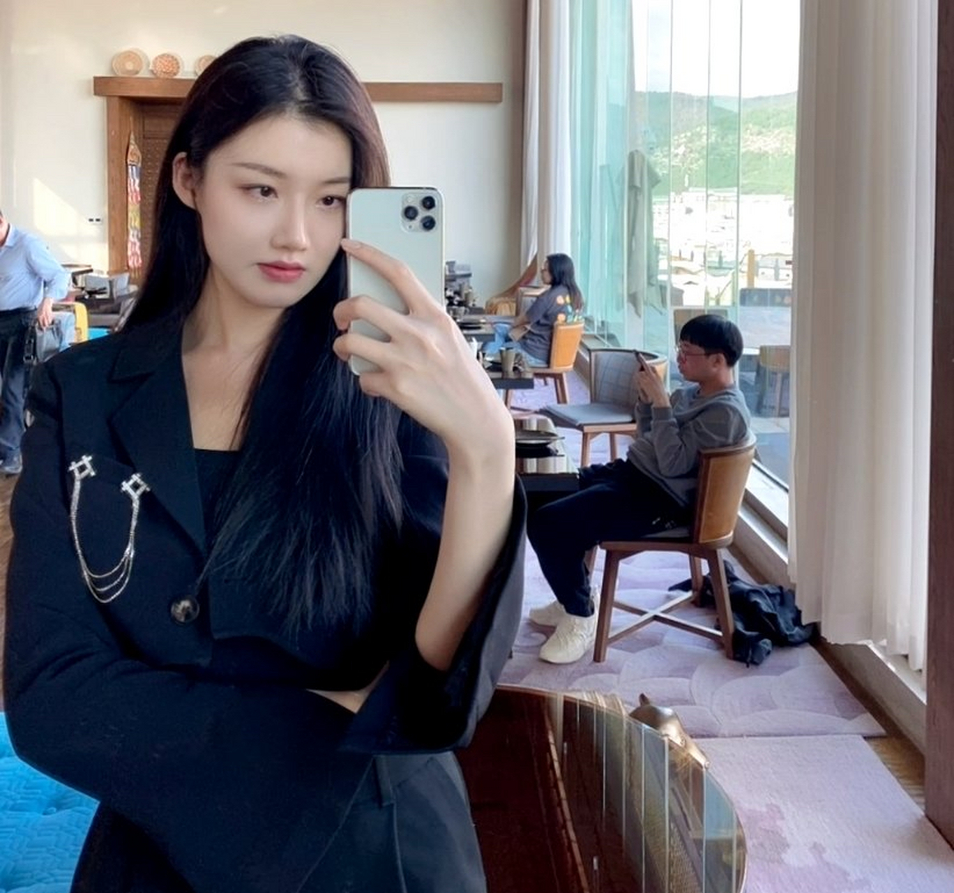 tabe妻子晒出七夕合照:冉冉独自大方美丽 tabe低头专注玩手机  tabe真