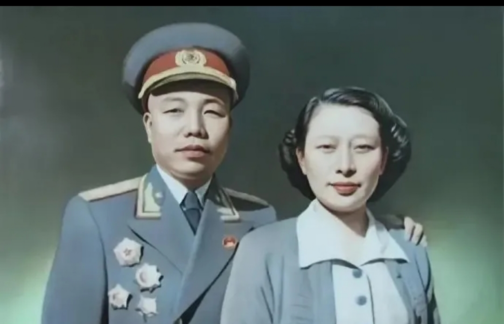 1955年,萧华和妻子,一张罕见的留影,很多人不知道的是,她的妻子王新兰