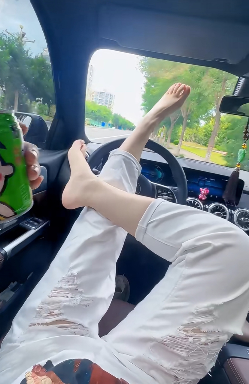 车停路边,听着音乐,喝着旺仔,翘着二郎腿,晒个脚丫,顺便给你瞧瞧俺的