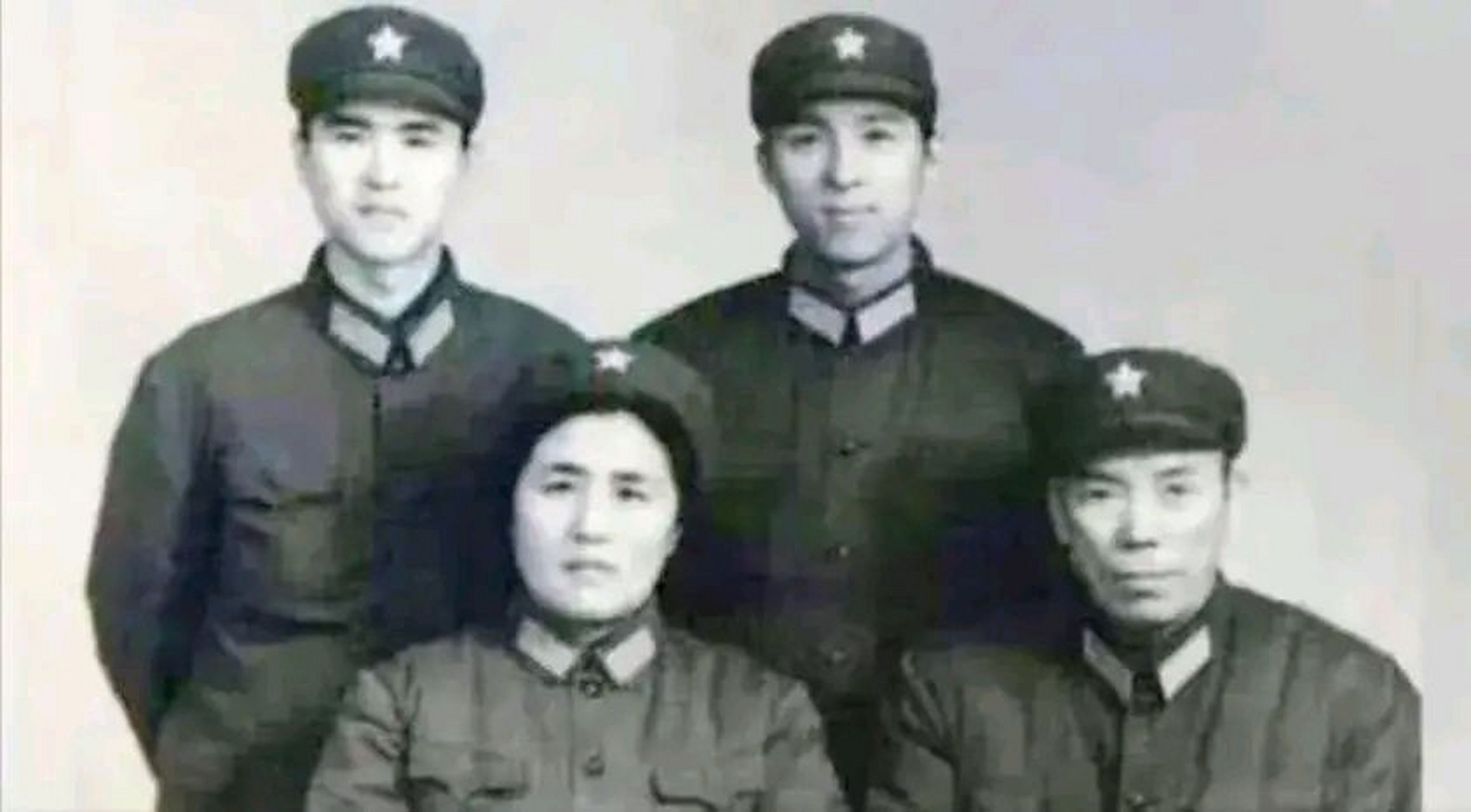 七十年代初,时任成都军区司令员梁兴初将军与夫人任桂兰同儿子梁晓东