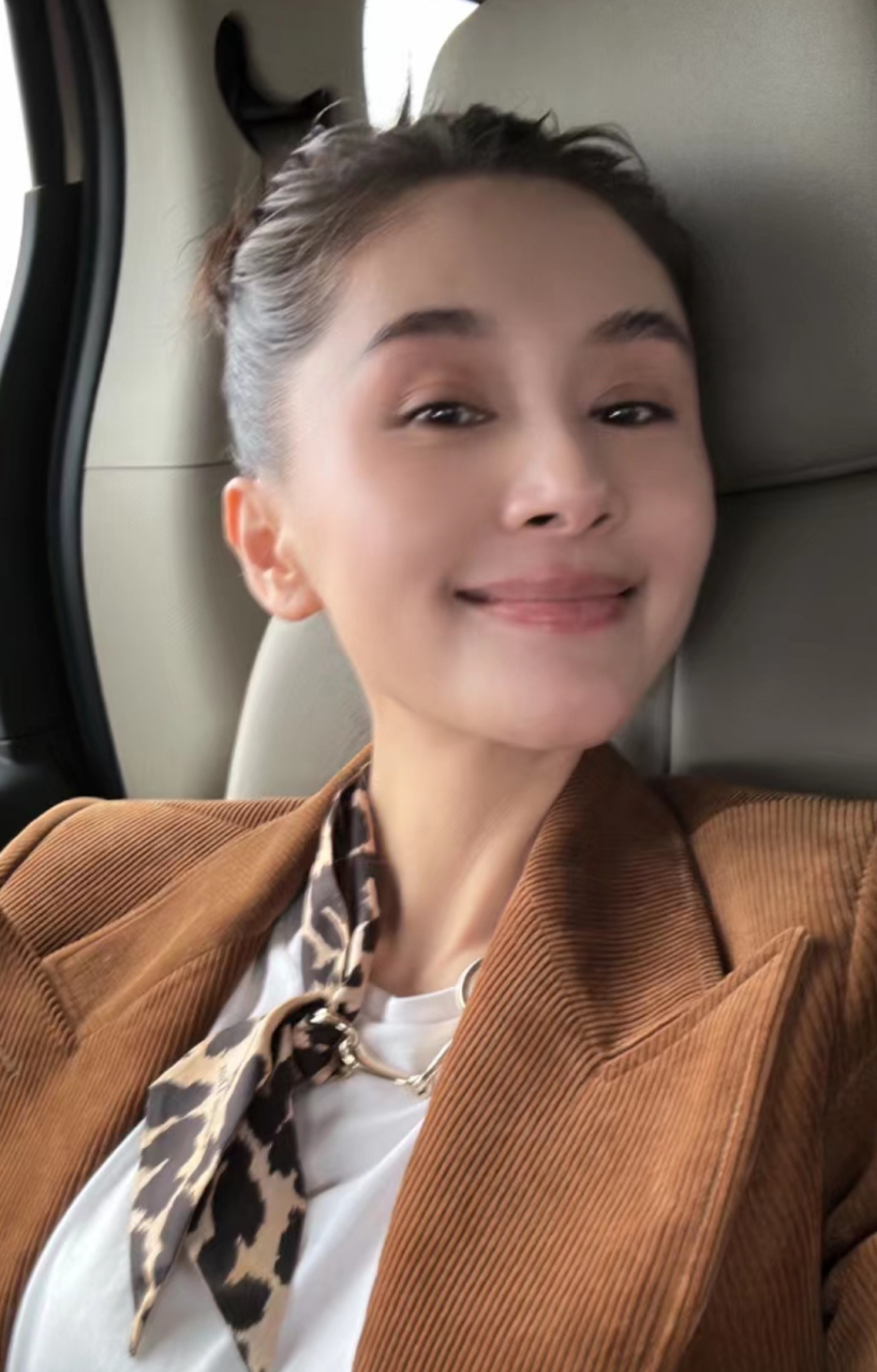 王子文晒生活照露笑脸了,走出分手阴霾,心情变得愉快,脸上也重现往日