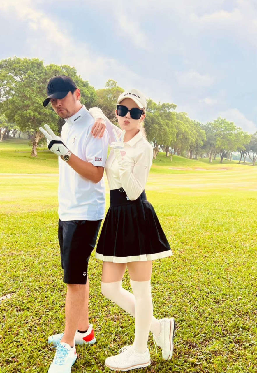 周杰伦夫妇高调撒糖,多个角度拍合照举止亲密,昆凌倚靠在老公肩膀上