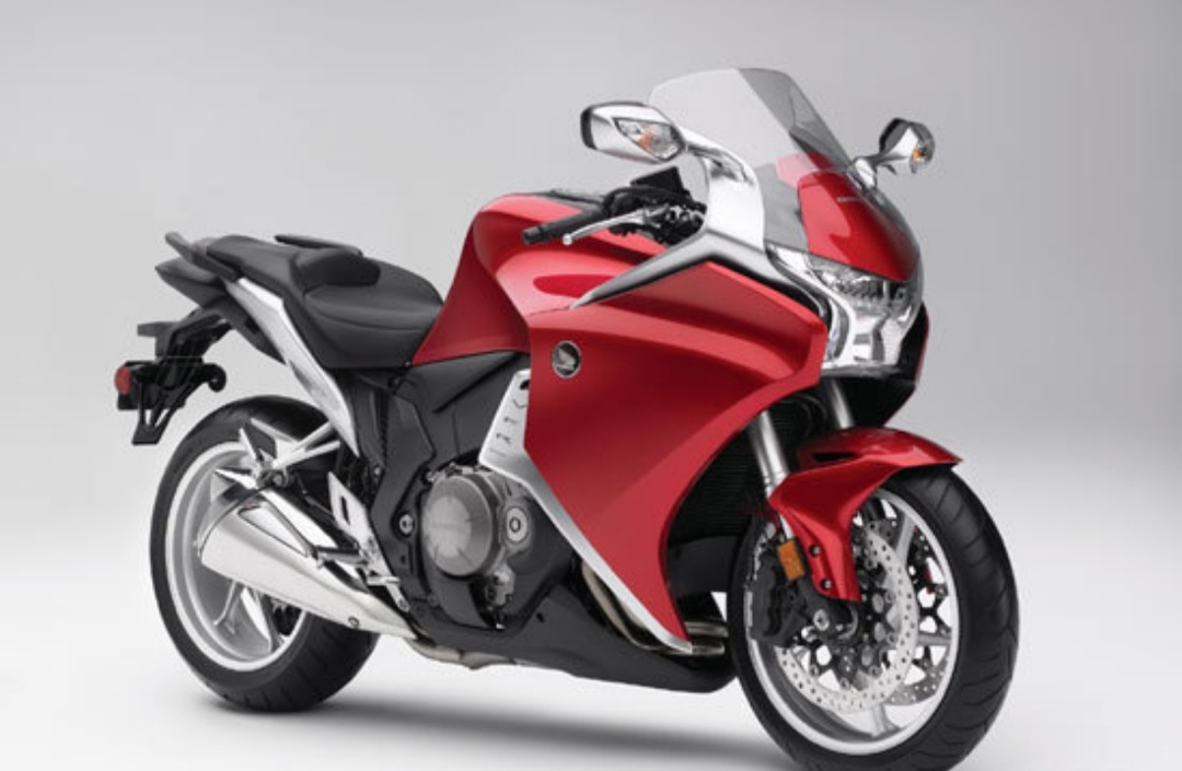 本田外观大气的vfr系列车型之vfr1200,v四缸设计,配轴传动