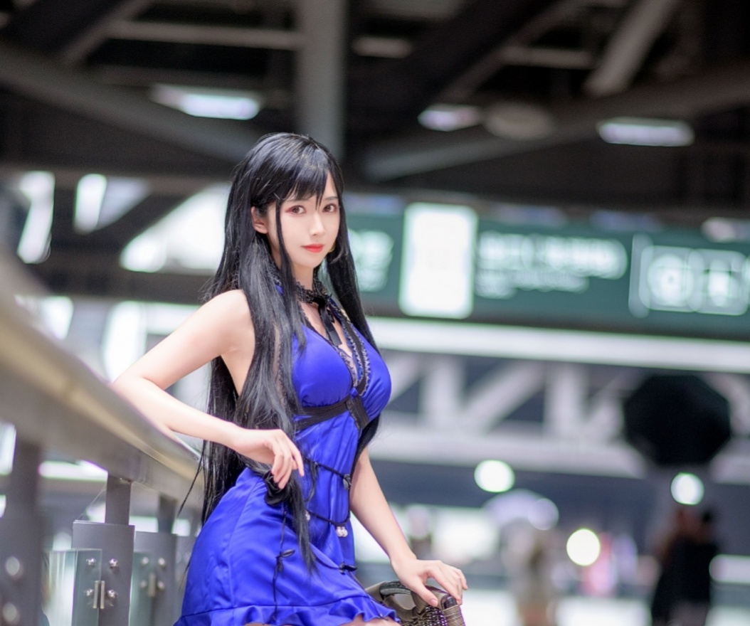 cosplay:穿蓝色紧身连衣裙的蒂法,还露出整个后背,实在太性感了