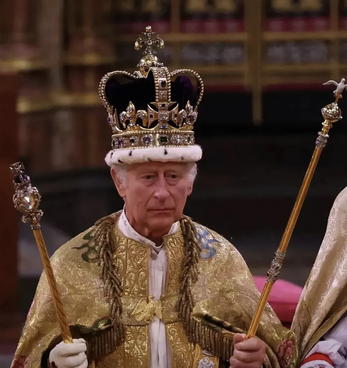 查理三世终于戴上圣爱德华王冠,这顶皇冠最早属于英格兰国王圣爱德华.