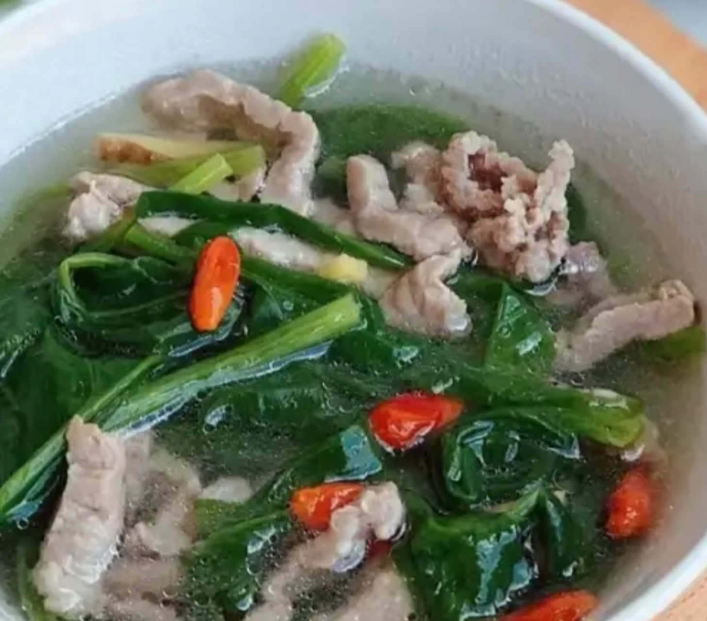 我的美食分享#  菠菜瘦肉汤  做法如下:  1:猪里脊冲洗干净,切成纤靠