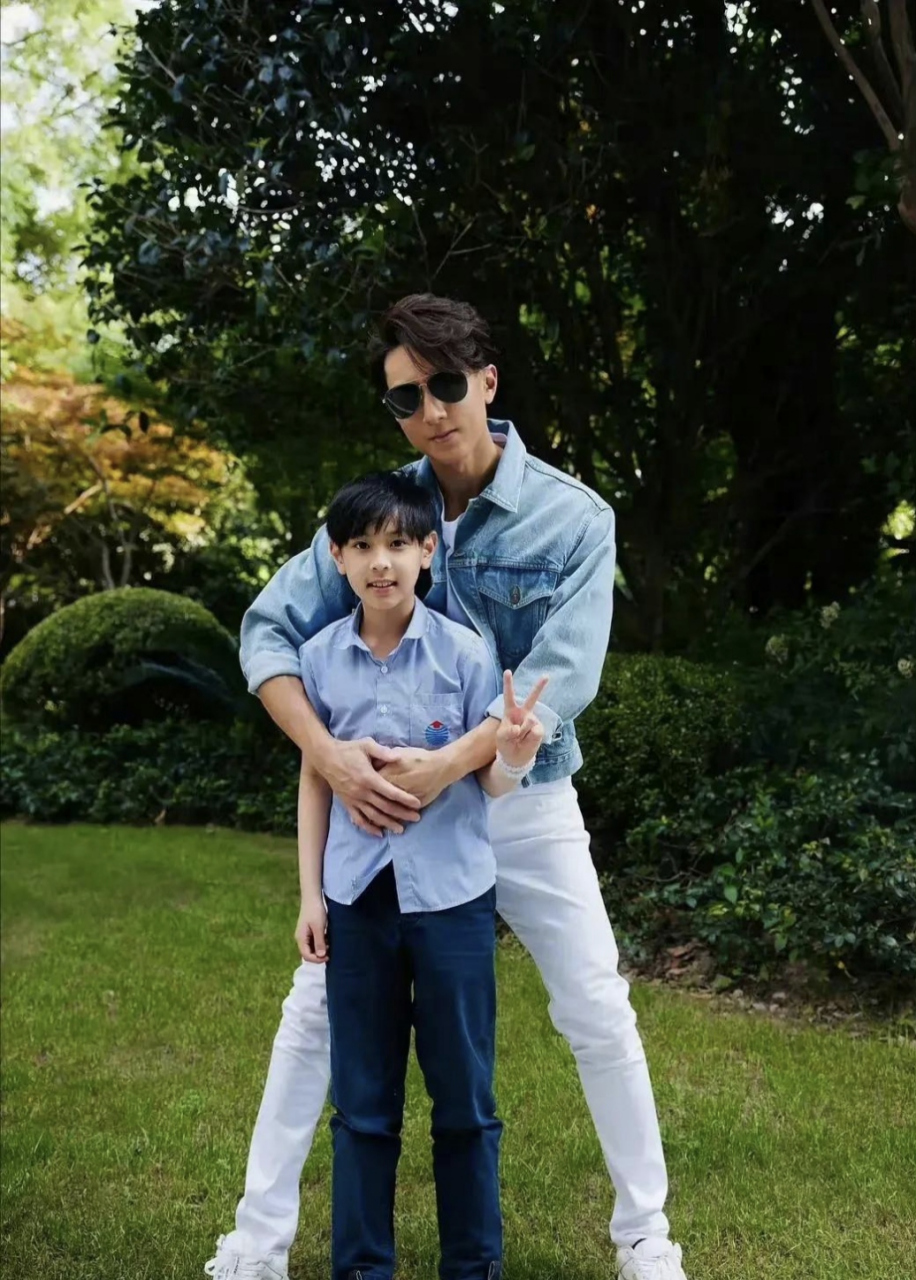 吴尊晒出与儿子的合照,两父子的颜值如同复制一般,身材高挑,#吴尊# 好