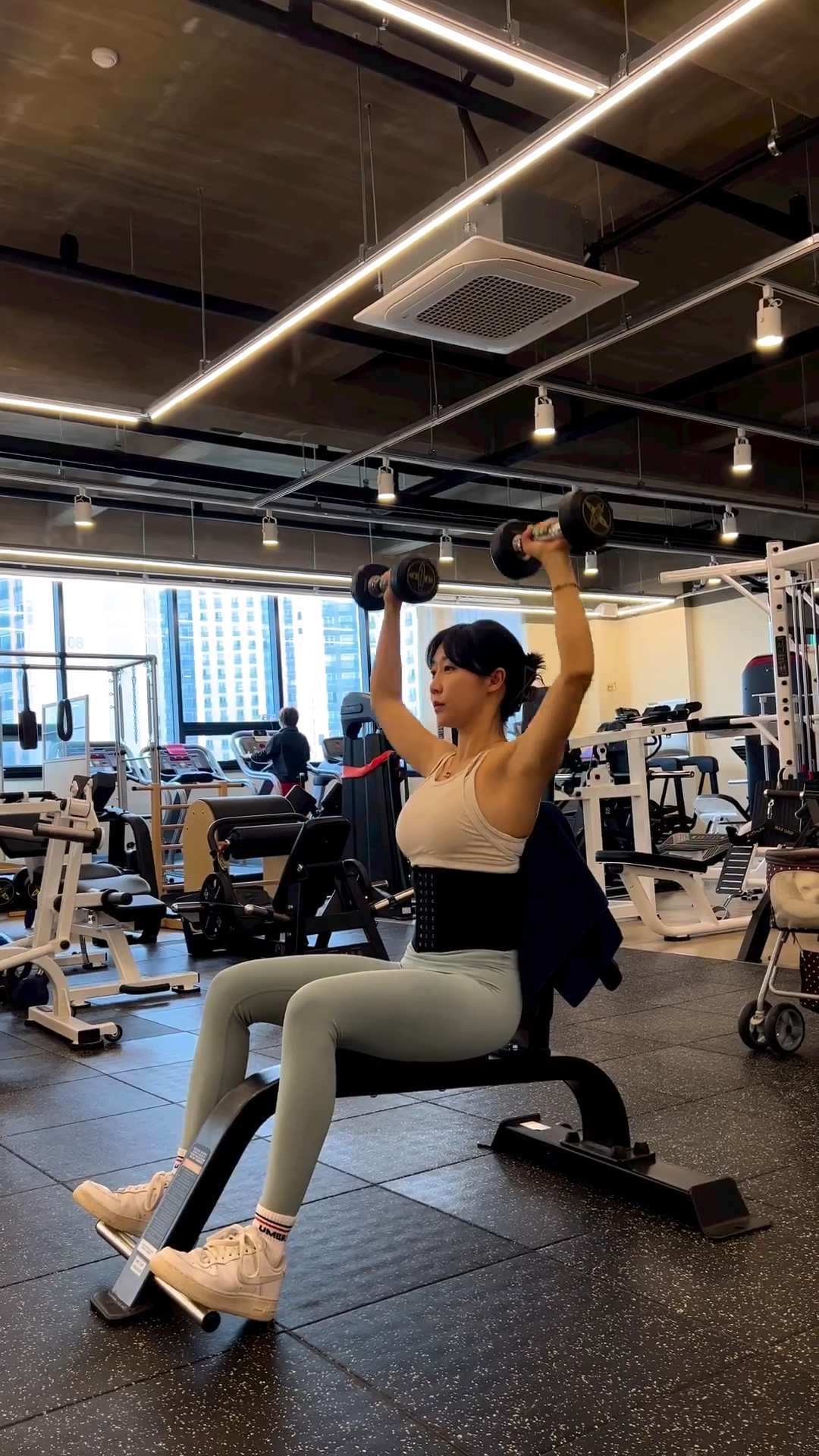 小姐姐身材匀称健美