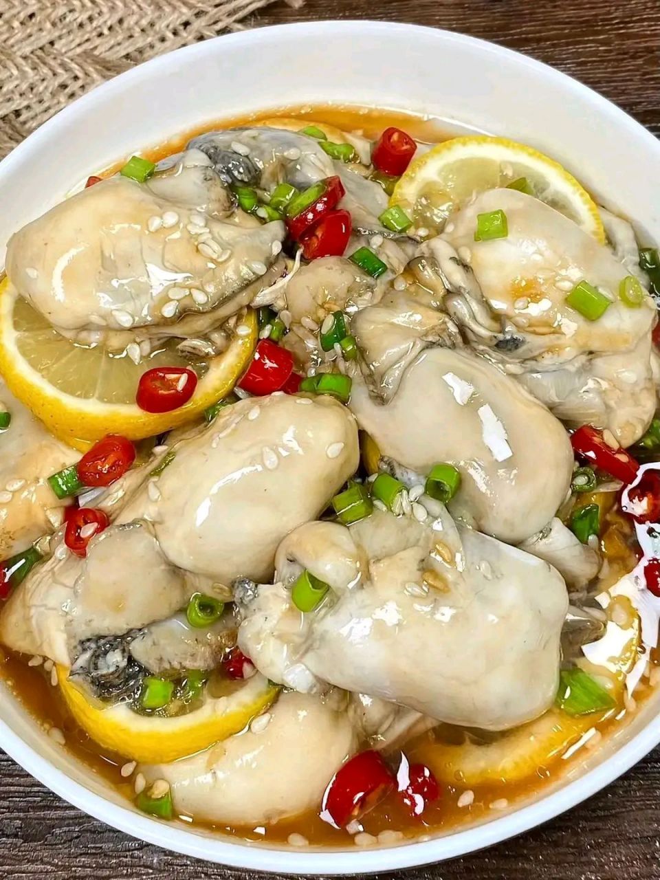 捞汁生蚝是一道非常美味的海鲜菜品,下面是详细的做法:  材料: - 生蚝