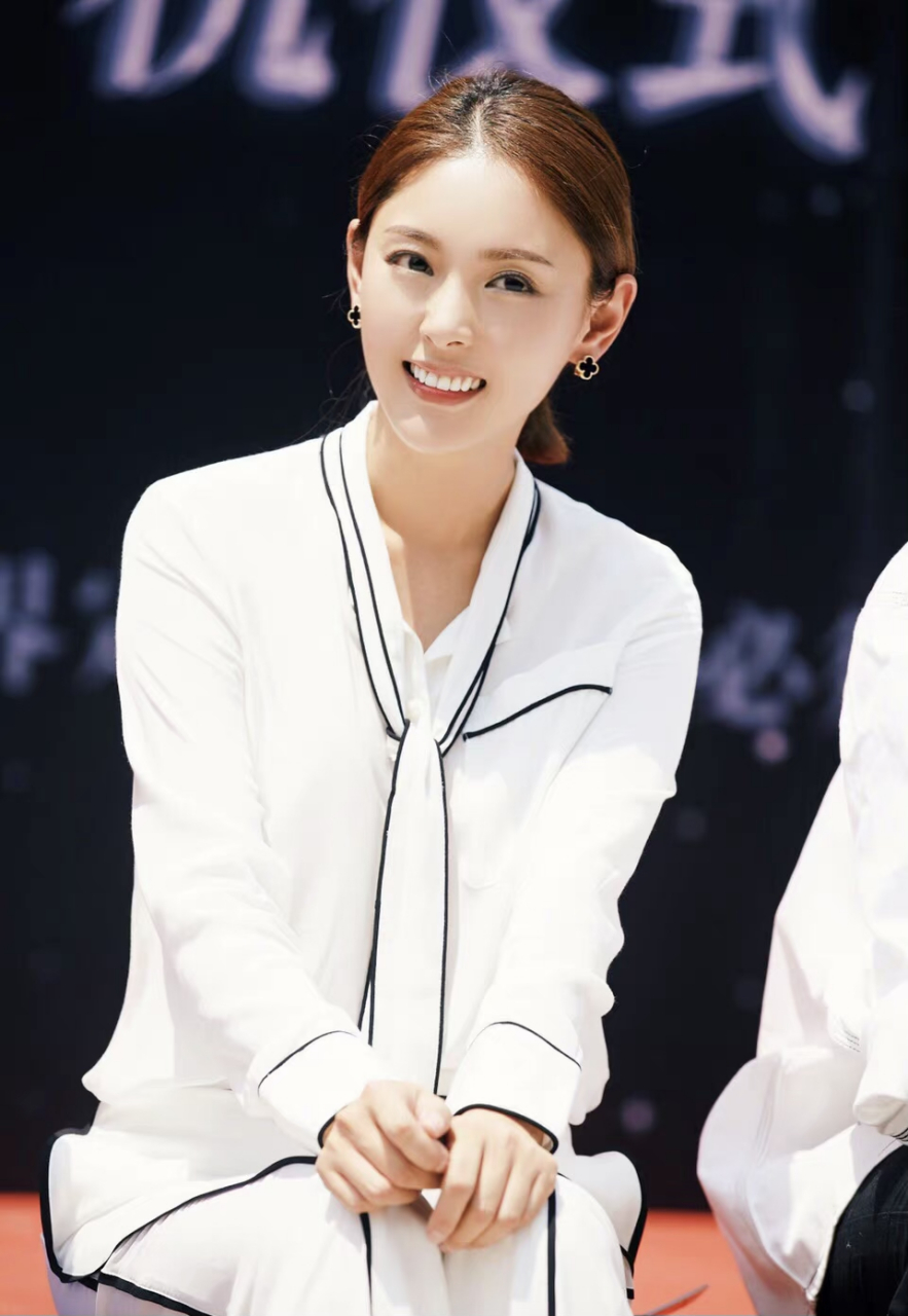 小刘佳才是甜妹天花板的存在,绑带衬衫配阔腿裤甜美