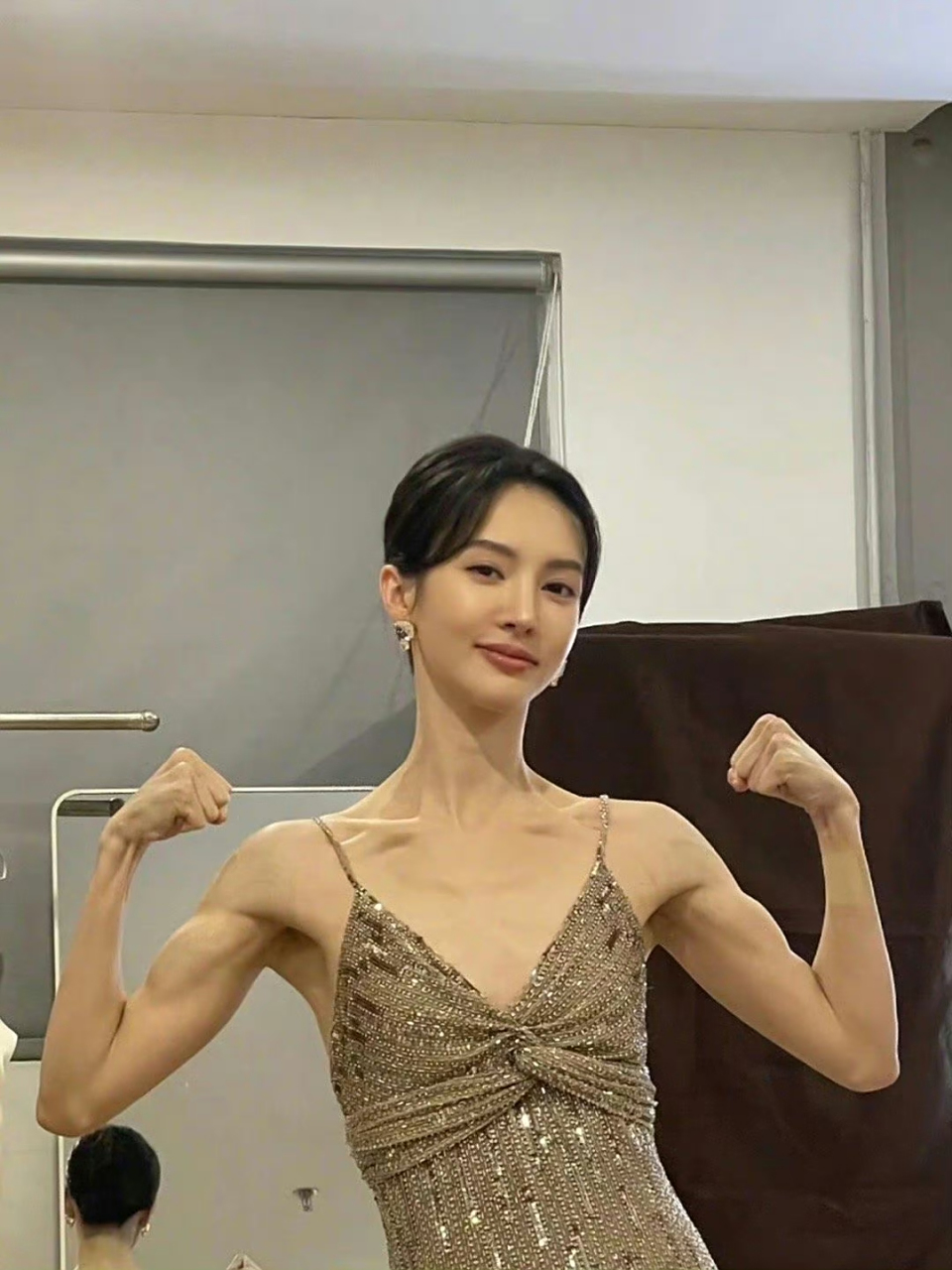 金晨在综艺节目现在就出发里上称量体重不到100斤,身高171只有99斤